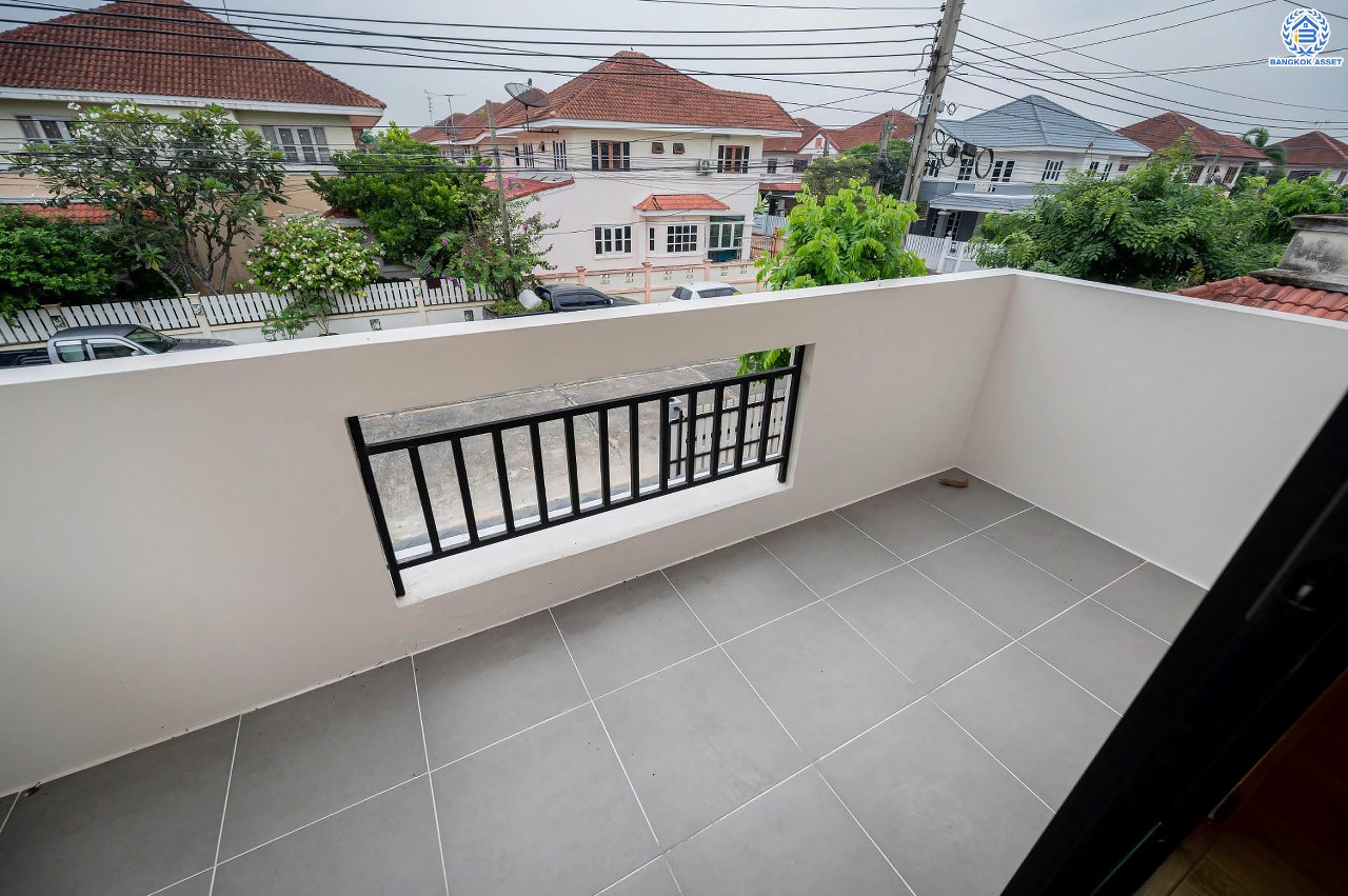 บ้านมือสองตกแต่งใหม่ โครงการ ณัฐชากรีนวิลล์ ปิ่นเกล้า-กาญจนาฯ บนเนื้อที่ 57.70 ตร.ว. ฟังก์ชัน 3 ห้องนอน 2 ห้องน้ำ จอดรถได้ 2 คัน บนทำเลศักยภาพ ใกล้เซ็นทรัลเวสต์เกต ทางด่วน "ศรีรัช" รถไฟฟ้าสายสีม่วง "สถานีตลาดบางใหญ่"